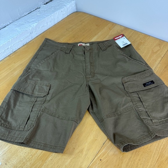 Men's Wrangler Relaxed Fit 32 Cargo Shorts Olive Green - Picture 1 of 6